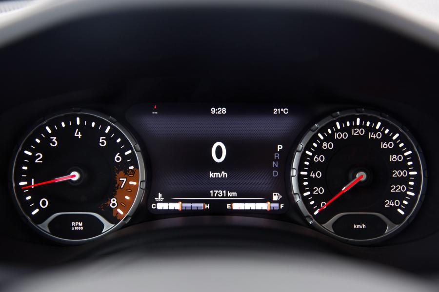 Панель приборов Jeep Renegade Limited (BU) 2016 года  (CN) (фото 27 из 30)